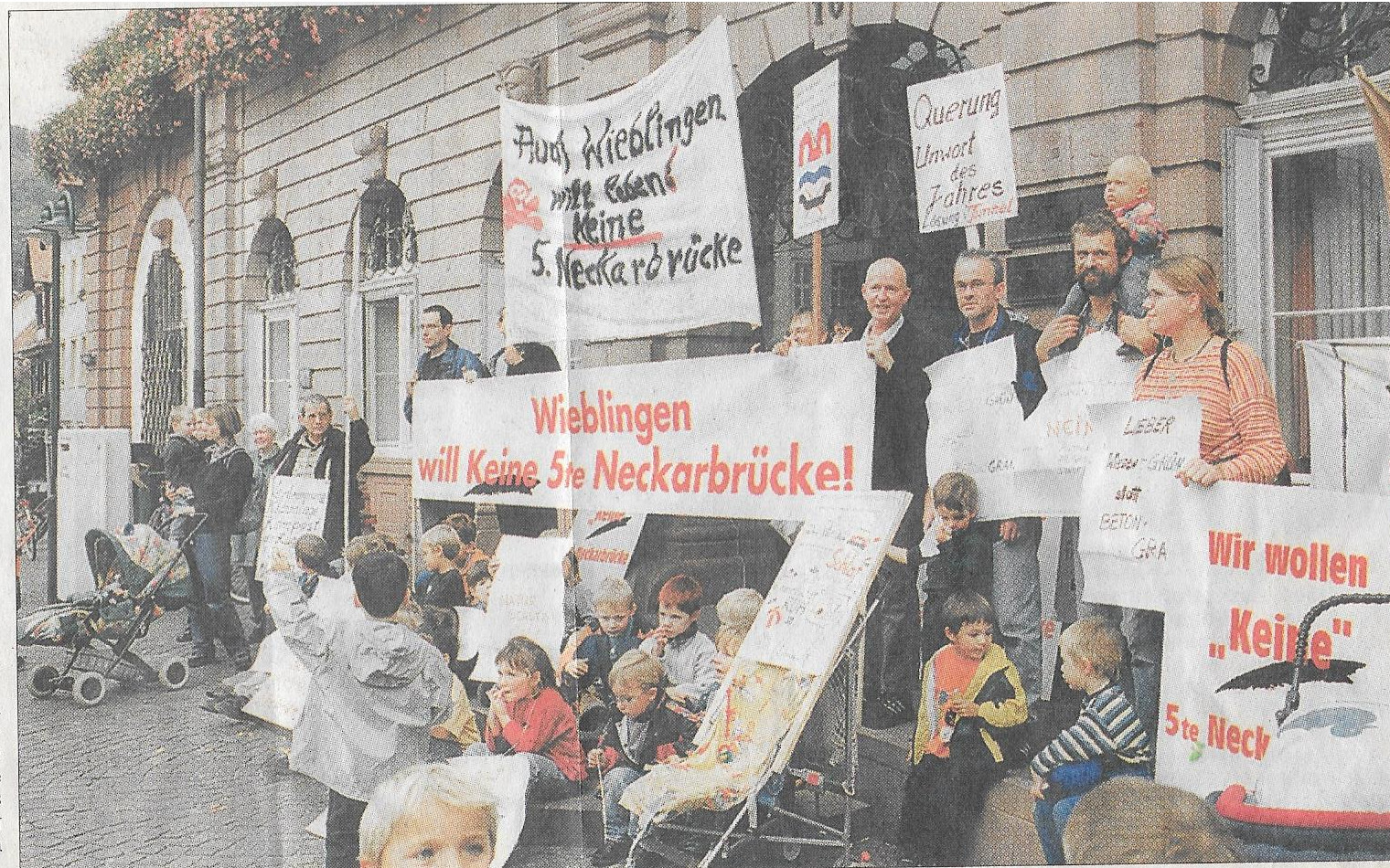 Demo vor dem Rathaus 2001
